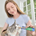 Imagen de gatito comiendo churu rolls